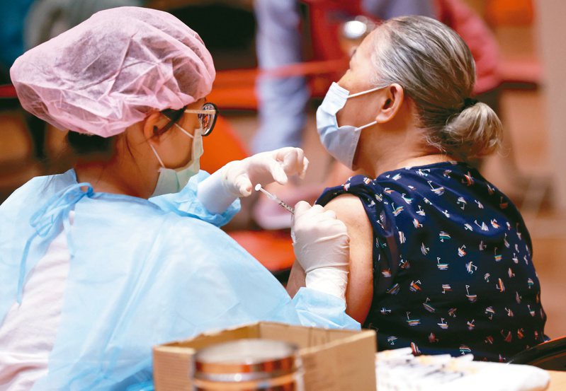 台北榮總等多家醫療院所陸續公告「Novavax XBB供應不足」，即將暫停預約接種服務。本報資料照片