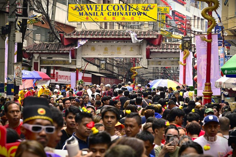 菲律賓馬尼拉市賓安杜區被認為是全世界最古老的中國城。每年農曆春節大批菲國民眾湧入，中國城萬頭攢動水洩不通，年味十足。中央社特約記者Edward Bungubung攝 113年2月13日