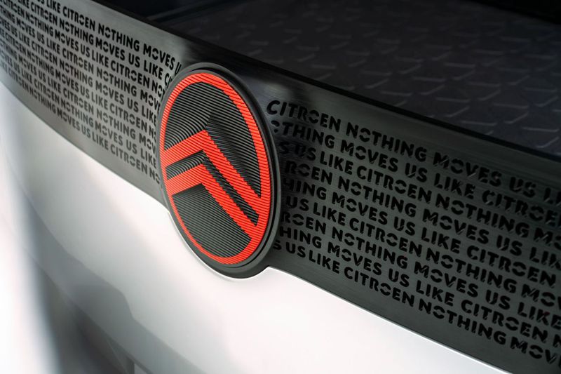 使用Citroën全新紅外線Logo的概念車，並帶有“Nothing Moves...