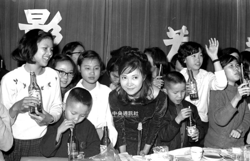 蕭芳芳在影友茶會中主持喝汽水比賽，圖中可見當時的玻璃瓶裝的黑松汽水及商標。（中央社檔案照片）