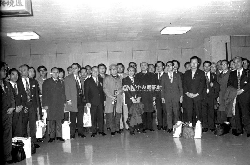台灣旅日企業家邱永漢（前排右4）率領日商投資考察團一行80餘人搭機抵台。（中央社檔案照片）