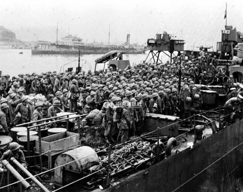 圖為1955年大陳人乘船艦抵達基隆港準備下船時的情形，據統計當時有2萬8000人撤退來台，其中大陳居民約1萬多人。（中央社檔案照片）