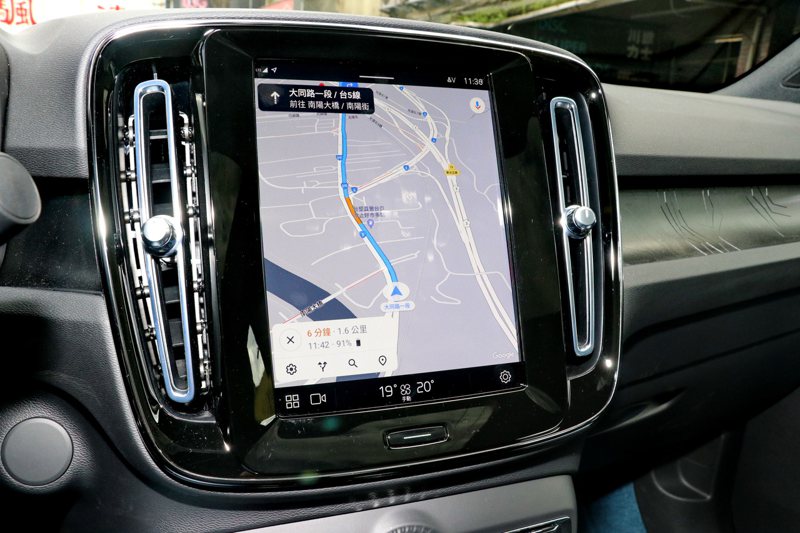 9吋觸控螢幕內建Google車載資訊娛樂系統，不需要連接手機就可以使用Googl...