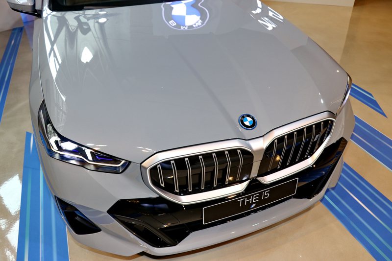 加入了極具辨識性的全新BMW飾光水箱護罩。 記者陳威任／攝影