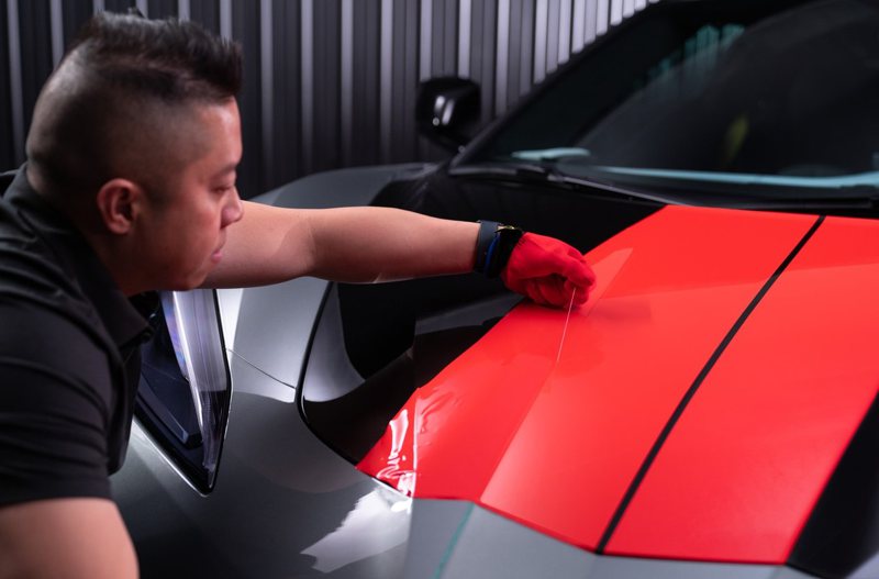 3M車身改色膜獨特背膠設計增加施工精準度，貼膜過程更安心有效率。 圖/3M提供