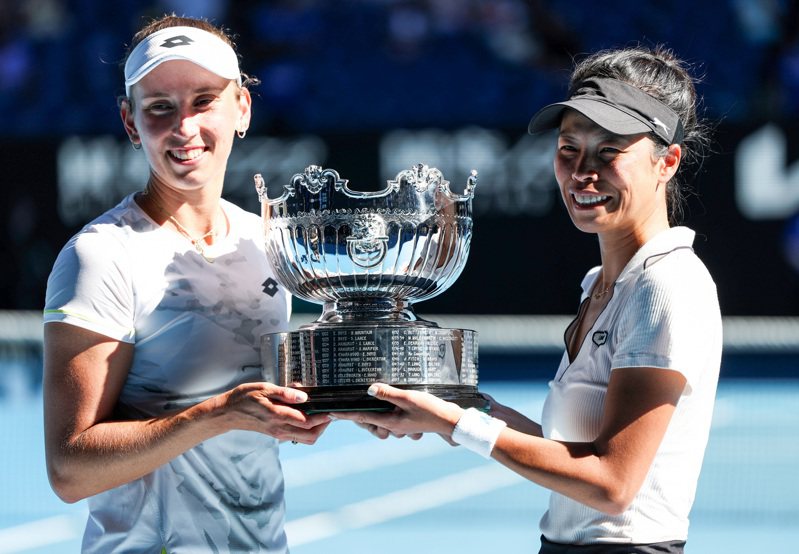 澳網女雙冠軍謝淑薇(右)發文懷念父親。 新華社
