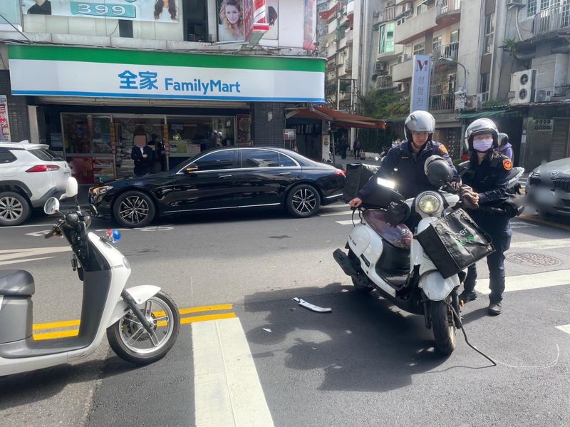 台北市大安區一名騎士因為觀看車架導航，沒有注意路況與起步車輛相撞，警方到場處理。...