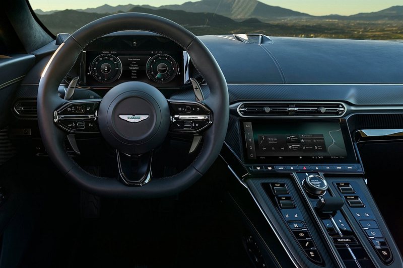 全新Aston Martin Vantage內裝導入品牌新世代俐落設計，一氣呵成...