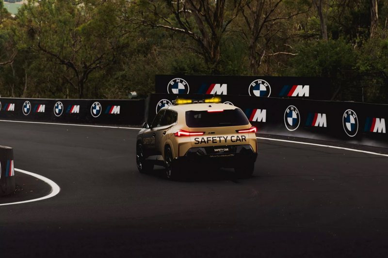 BMW XM擔任Repco巴瑟斯特12小時耐力賽的安全車。 圖／BMW提供
