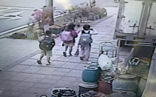 彰化伸港三姊弟昨天返家畫面被住戶監視器畫面拍下來。圖／讀者提供