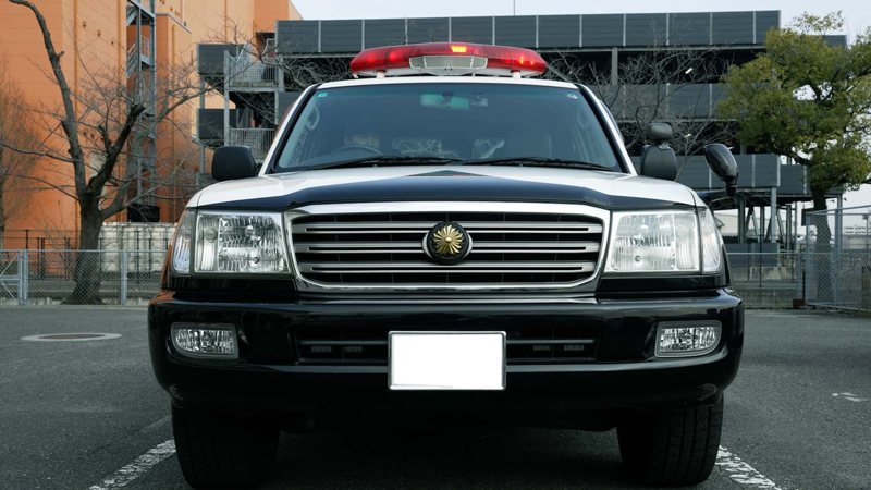 九州佐賀縣的警局也用上了硬漢車款Land Cruiser作為巡邏車，協助警方不分...