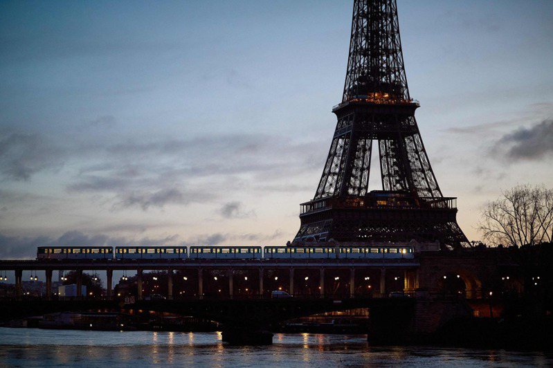 巴黎奧運蹚塞納河「渾水」，細菌汙染恐礙遊泳賽事。 法新社