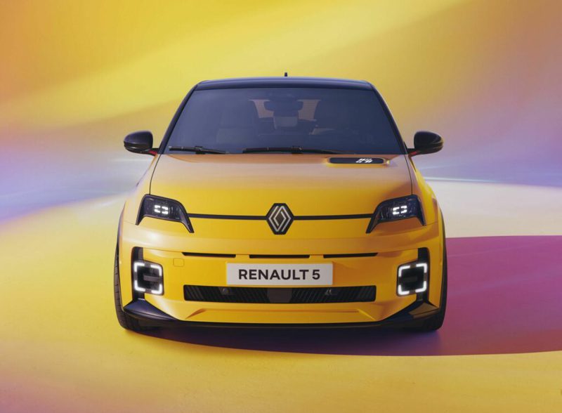 Renault 5 E-Tech頭燈框裡的LED圖形設計類似於人眼的瞳孔。 圖／...