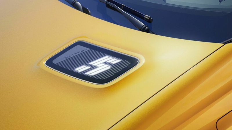 Renault 5 E-Tech引擎蓋右側的充電指示螢幕，致敬過往車型的通風口。...