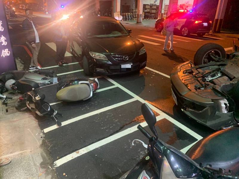 台中市西屯區四川路、四川二街是無號誌路口，昨晚有兩車事故，一輛三菱轎車被撞翻、四...