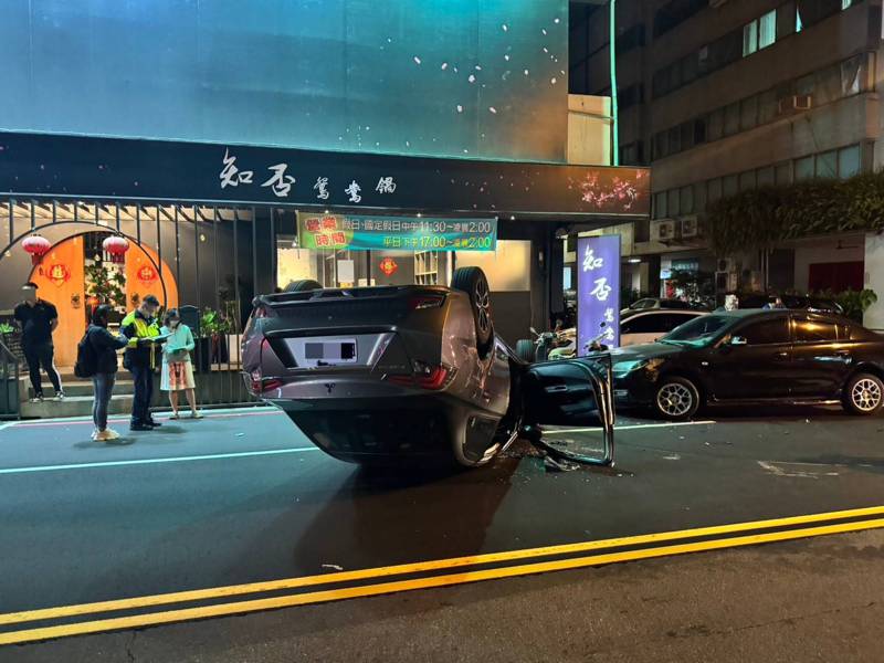 台中市西屯區四川路、四川二街是無號誌路口，昨晚有兩車事故，一輛三菱轎車被撞翻、四...