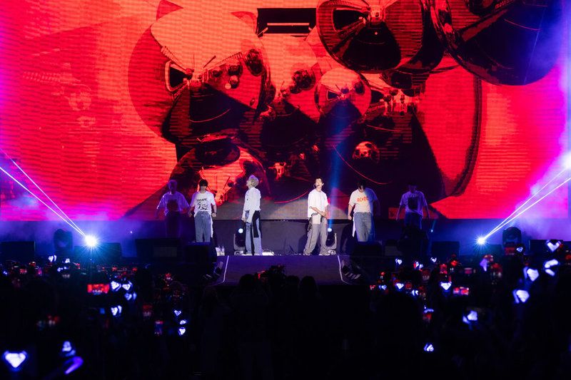 韓團Super Junior成員東海（中右）與銀赫（中左）組成的子團Supjer Junor D&E，24日在2024高雄櫻花季音樂節擔任壓軸表演嘉賓，頻頻對台下粉絲甜喊「老婆」。（讀者提供）中央社記者葉冠吟傳真  113年3月24日