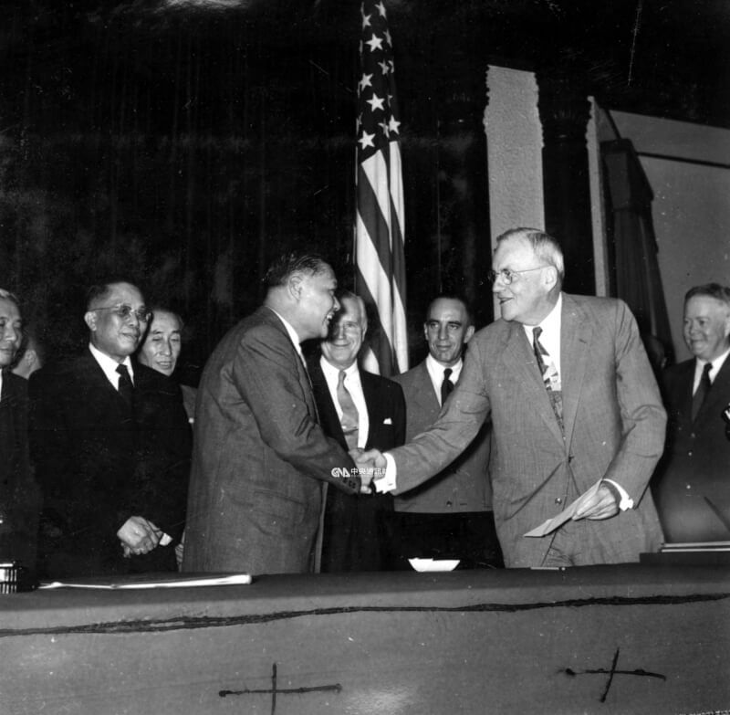 外交部長葉公超（前左）與美國國務卿杜勒斯（前右），1955年3月3日在台北市中山堂舉行中美共同防禦條約互換批准書儀式，條約正式生效。（中央社檔案照片）