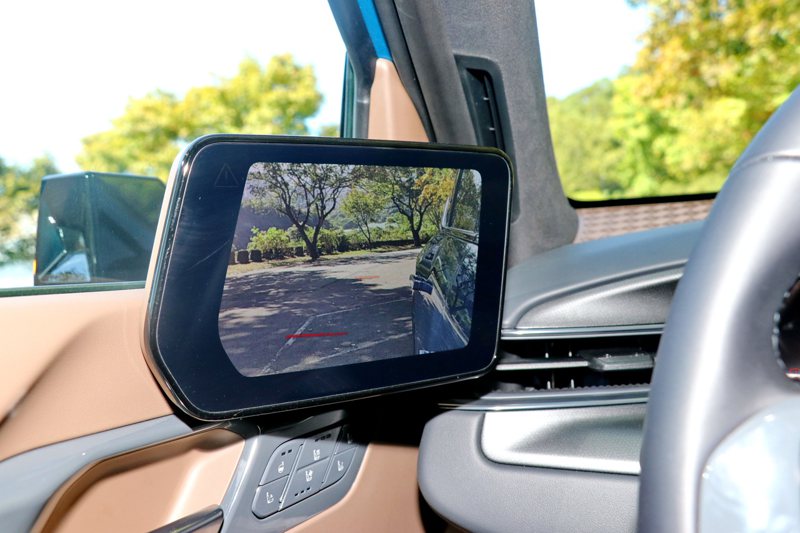7吋OLED螢幕，整體清晰度還不錯，在打閃光燈後，畫面會出現橘、紅指示線來提醒駕駛人後車相對位置。 記者陳威任／攝影