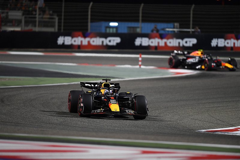 Max Verstappen在F1巴林大獎賽中，駕駛著最新RB20賽車在巴林國際賽道一路以第一名領先對手。 圖／Red Bull提供