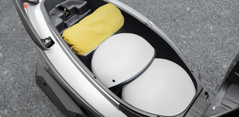 迪爵125能輕鬆塞入一頂34安全帽外加一頂12安全帽，還有空間能收納雨衣等。 圖／SYM提供