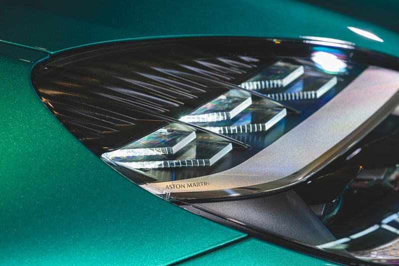 矩陣式 LED 頭燈與日行燈相互輝映，顯現 Aston Martin 新世代家族特徵。 圖/永三汽車提供