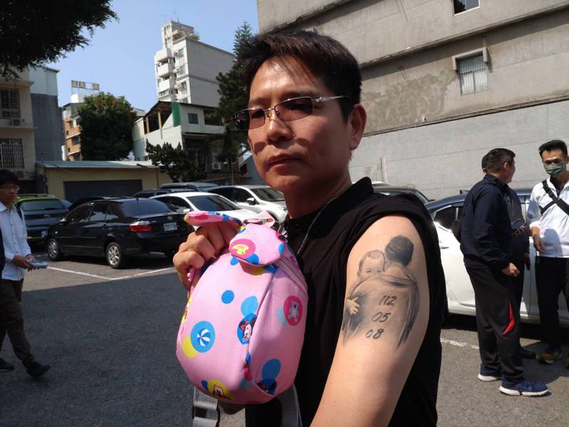 余志祥昨背著女兒生前常背的包包參加抗議，左臂上有他抱女兒的刺青。記者鄭惠仁／攝影