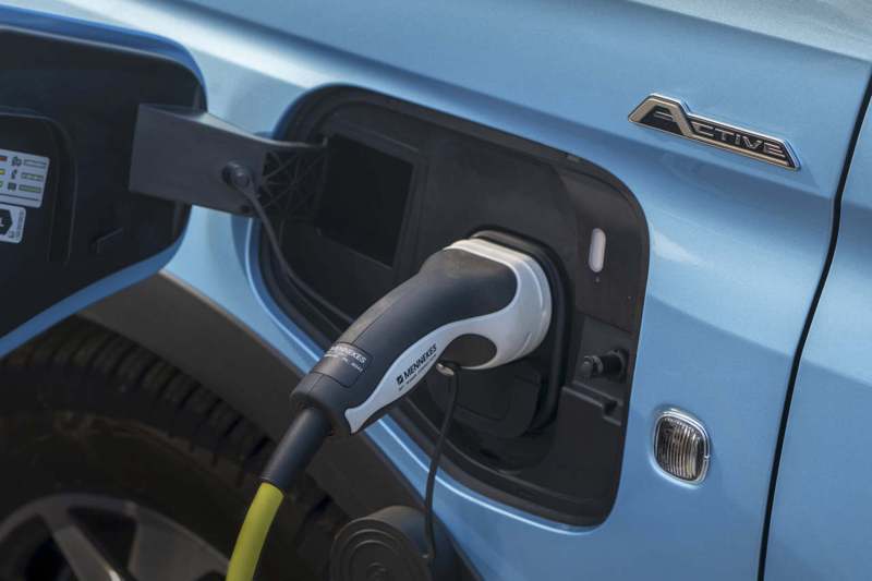 在長途旅行時，電池可以使用直流公共充電器以高達50kW的功率快速充電，也可以在家中使用11kW的交流電來進行充電。 圖／Ford Europe提供