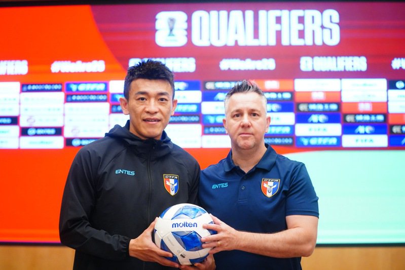 中華男足隊長陳柏良（左）與總教練懷特（右）。圖／中華足協提供