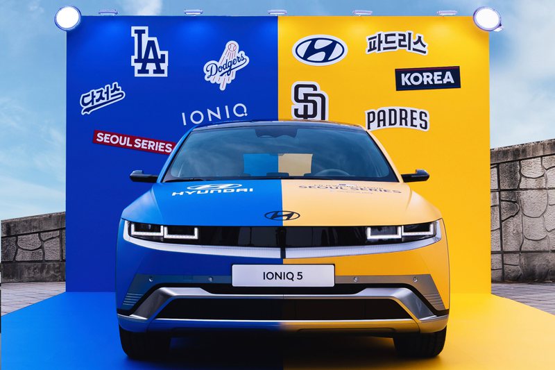Hyundai在首爾高尺巨蛋旁展示了一輛印有聖地牙哥教士與洛杉磯道奇兩隊的代表色塗裝的IONIQ 5。 摘自Hyundai