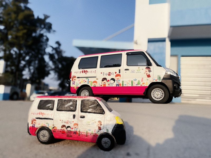 幸福守護計畫捐贈車輛以SDGs「減少不平等」之桃紅色作為車輛代表色，象徵為偏鄉孩童交通接駁之路點亮色彩。 圖／中華汽車提供