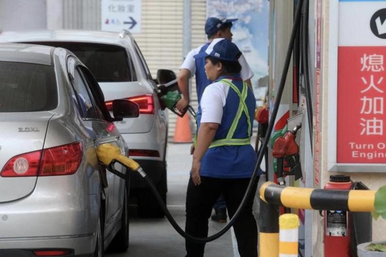 台灣中油公司宣布，明（25）日凌晨零時起汽、柴油價格各調降0.2元。本報資料照片