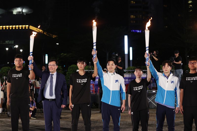 台北市長蔣萬安帶領優秀選手進行實體聖火的傳遞，象徵全中運活動正式開跑。記者邱德祥/攝影