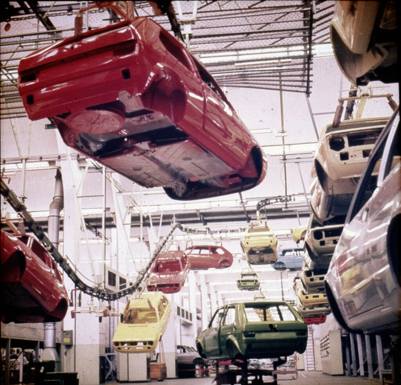 1974 年的今天（3/29），史上第一台 Golf 在眾人精心打造之下於德國狼堡工廠誕生，其後不斷革新進化，使之受到全球消費者喜愛，目前累積銷售已超越 3,700 萬台，不單成為經典掀背車代表，更榮登歐洲最暢銷車款寶座。 圖／台灣福斯汽車提供
