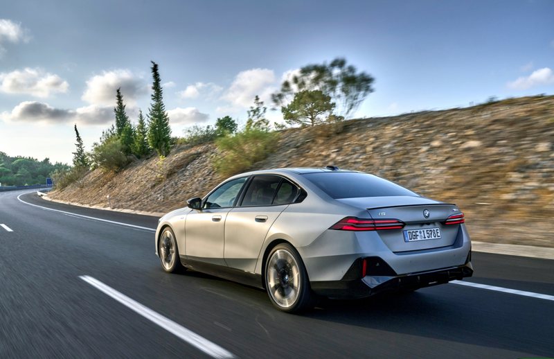 融匯經典與未來世代的完美概念，全新世代BMW 5系列以運動性與豪華舒適完美兼容的身段，結合令眾人驚嘆的動能科技與操駕樂趣，成就中大型豪華房車級距標竿之作。 圖／汎德提供