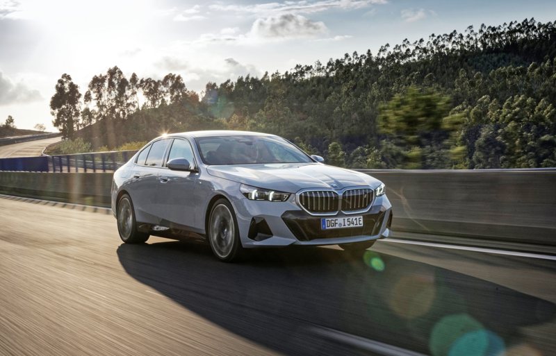 全新世代BMW 5系列超越當代的亮眼表現持續驚豔世界，成功拿下World Luxury Car 2024年度世界最佳豪華車獎項。 圖／汎德提供