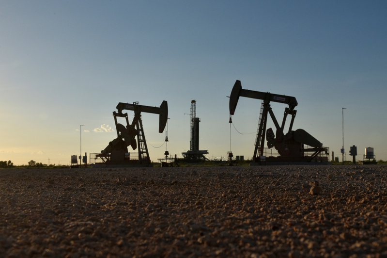 石油市場整體供需前景可能趨於緊繃，將支撐油價表現。路透