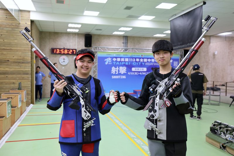 陳建安（右）、楊子謙（左）是最好的隊友也是最強的對手。圖／新北市林口高中射擊隊提供