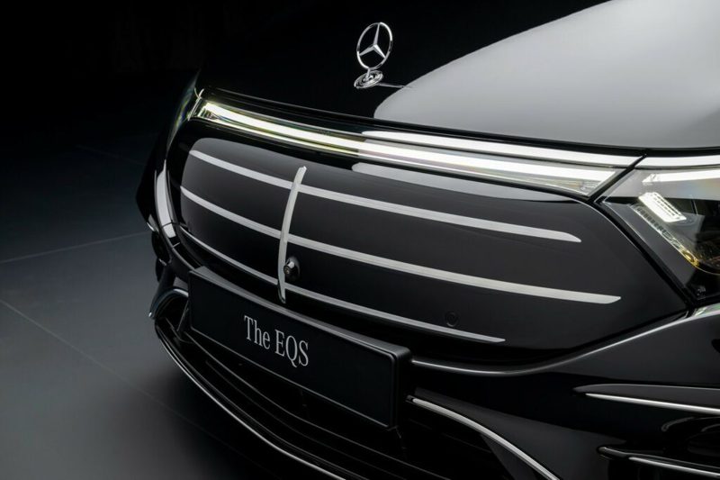 EQS回歸傳統鍍鉻格柵樣式，具代表性的「三芒星立標」也回歸。 圖／Mercedes-Benz