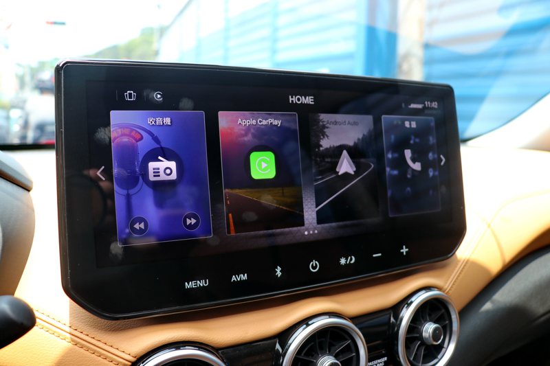 尊爵智駕版以上車型升級12.3吋觸控螢幕，除了螢幕變大解析度更好外，使用起來也相當流暢，更可以透過售服提供影音及下載應用程式等功能。 記者陳威任／攝影