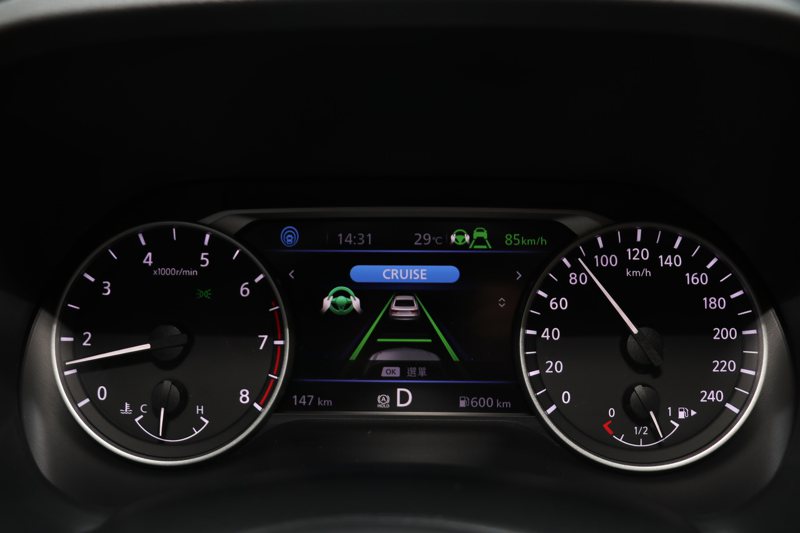 在中階尊爵智駕版以上車型額外增加LKA 車道維持輔助系統，升級「ProPILOT LV2 半自動輔助駕駛」。 記者陳威任／攝影